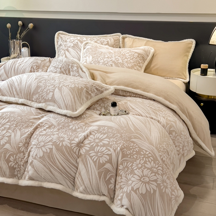 91家纺网 家纺一手货源 找家纺 印季家纺 2025新款法式立体雕花绒兔毛包边四件套 冬日恋歌-米咖