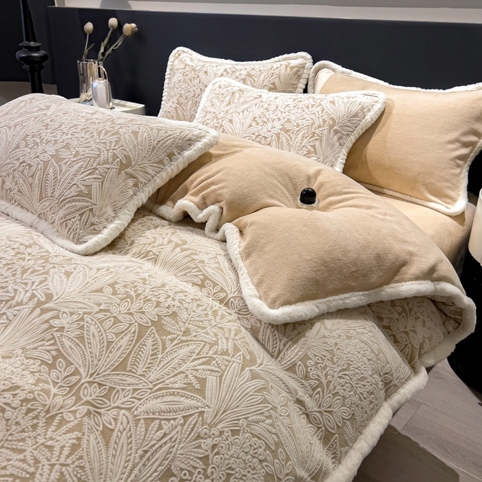 91家纺网 家纺一手货源 找家纺 印季家纺 2025新款法式立体雕花绒兔毛包边四件套 山茶庄园-米黄