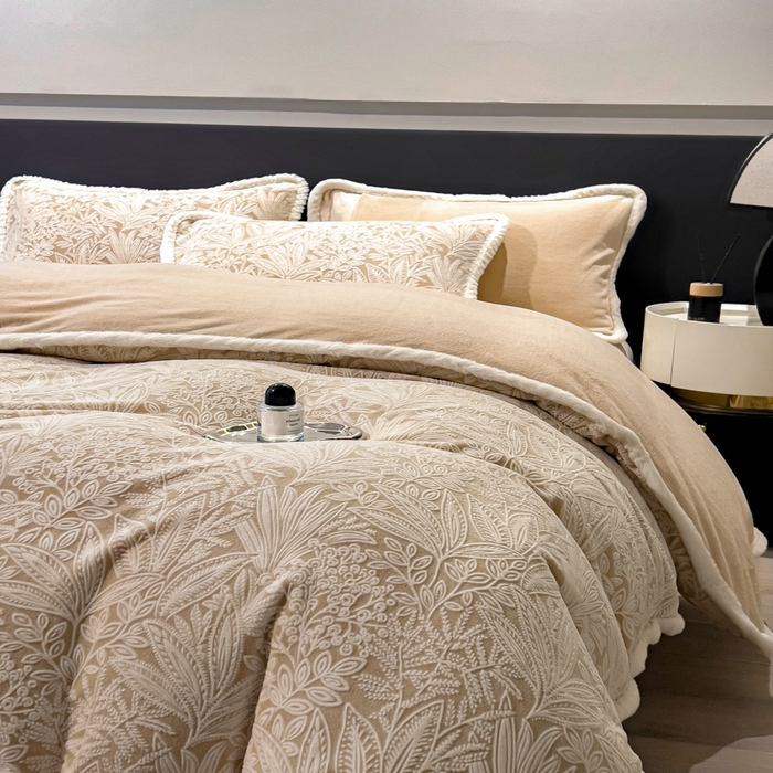 91家纺网 家纺一手货源 找家纺 印季家纺 2025新款法式立体雕花绒兔毛包边四件套 山茶庄园-米黄