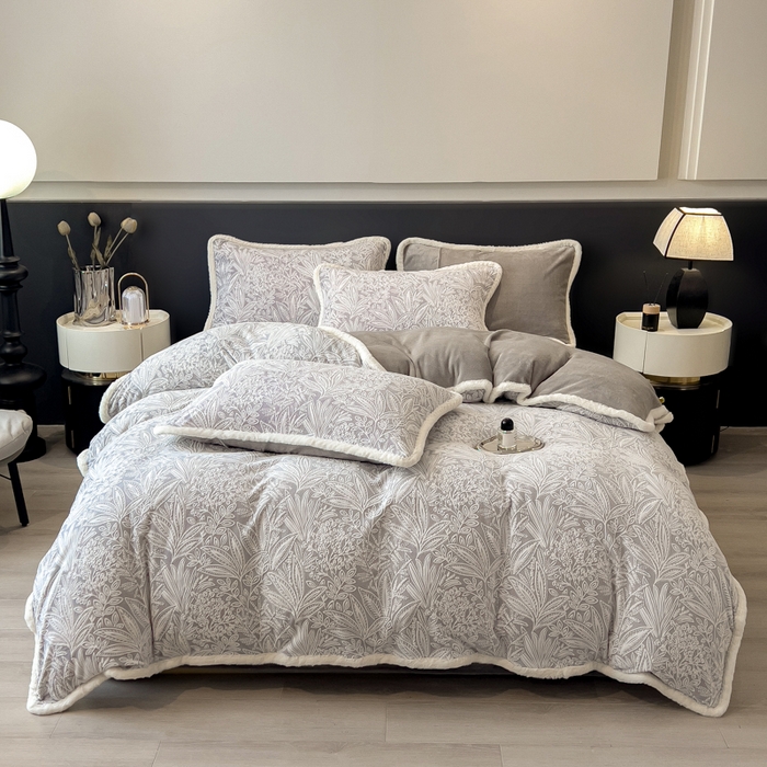 91家纺网 家纺一手货源 找家纺 印季家纺 2025新款法式立体雕花绒兔毛包边四件套 山茶庄园-灰