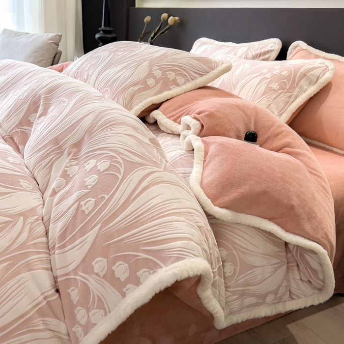 91家纺网 家纺一手货源 找家纺 印季家纺 2025新款法式立体雕花绒兔毛包边四件套 铃兰梦境-粉