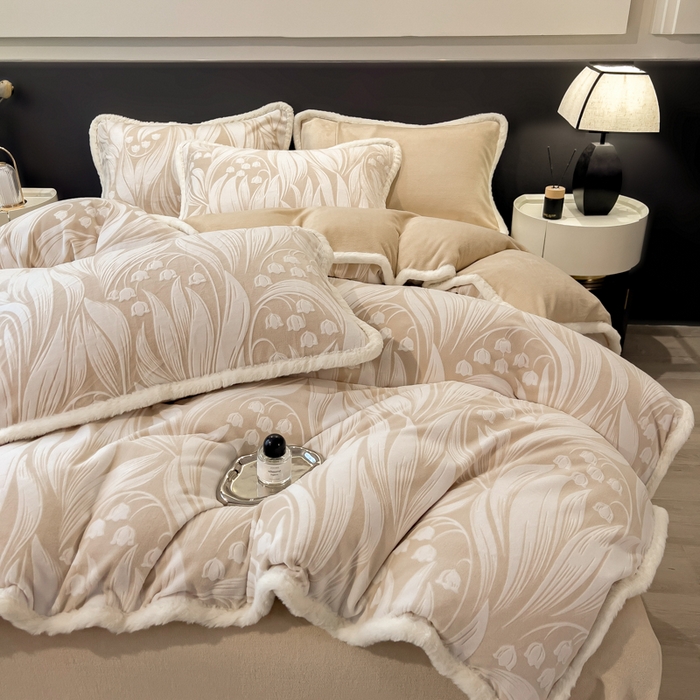 91家纺网 家纺一手货源 找家纺 印季家纺 2025新款法式立体雕花绒兔毛包边四件套 铃兰梦境-米黄