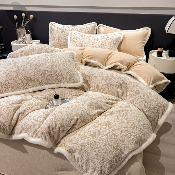 91家纺网 家纺一手货源 找家纺 印季家纺 2025新款法式立体雕花绒兔毛包边四件套 山茶庄园-米黄