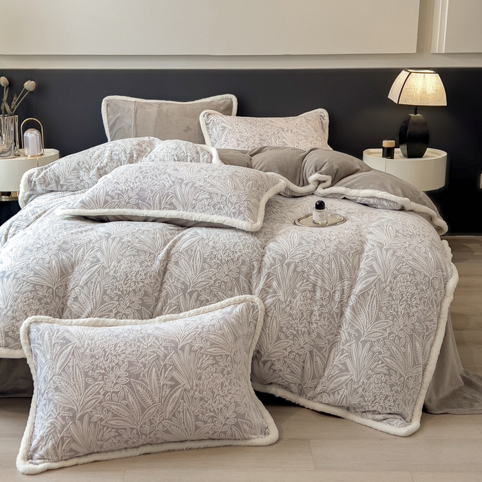 91家纺网 家纺一手货源 找家纺 印季家纺 2025新款法式立体雕花绒兔毛包边四件套 山茶庄园-灰