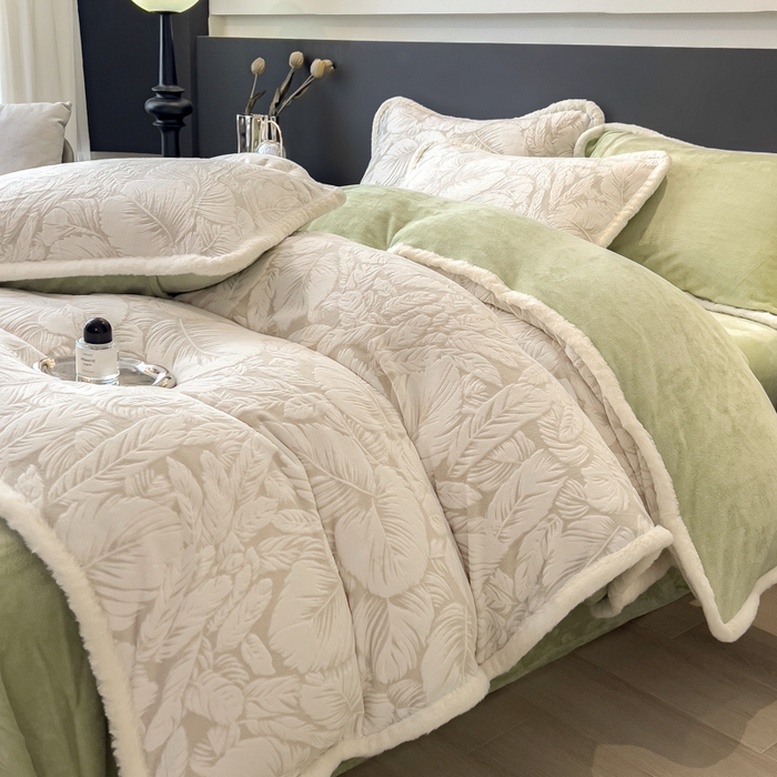 91家纺网 家纺一手货源 找家纺 印季家纺 2025新款法式立体雕花绒兔毛包边四件套 一叶知秋（灰绿）