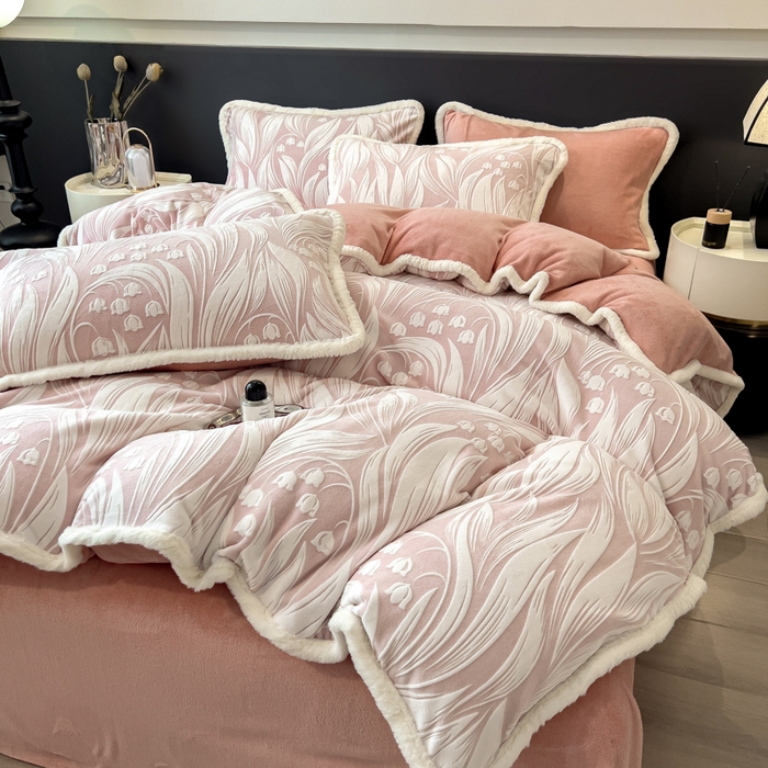 91家纺网 家纺一手货源 找家纺 印季家纺 2025新款法式立体雕花绒兔毛包边四件套 铃兰梦境-粉