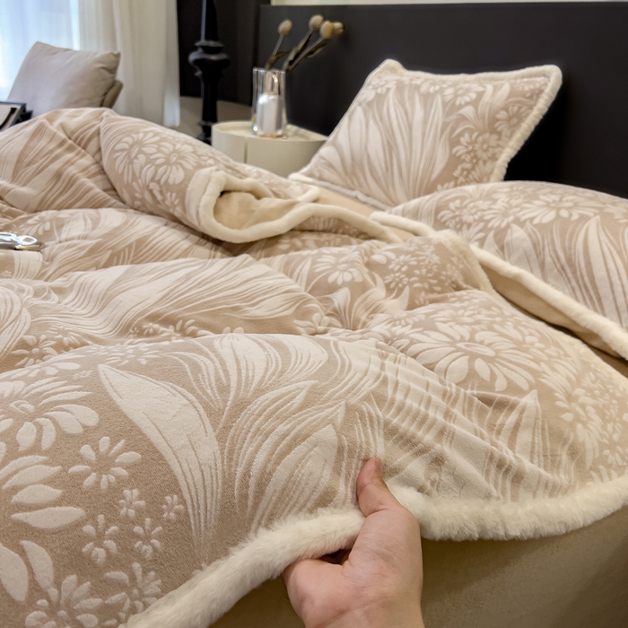 91家纺网 家纺一手货源 找家纺 印季家纺 2025新款法式立体雕花绒兔毛包边四件套 冬日恋歌-米咖