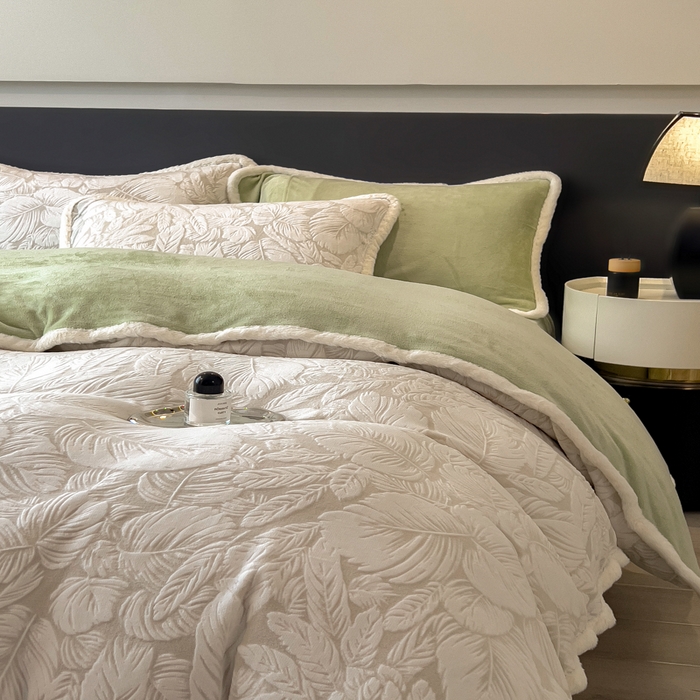 91家纺网 家纺一手货源 找家纺 印季家纺 2025新款法式立体雕花绒兔毛包边四件套 一叶知秋（灰绿）