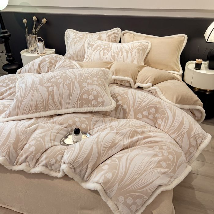 91家纺网 家纺一手货源 找家纺 印季家纺 2025新款法式立体雕花绒兔毛包边四件套 铃兰梦境-米黄