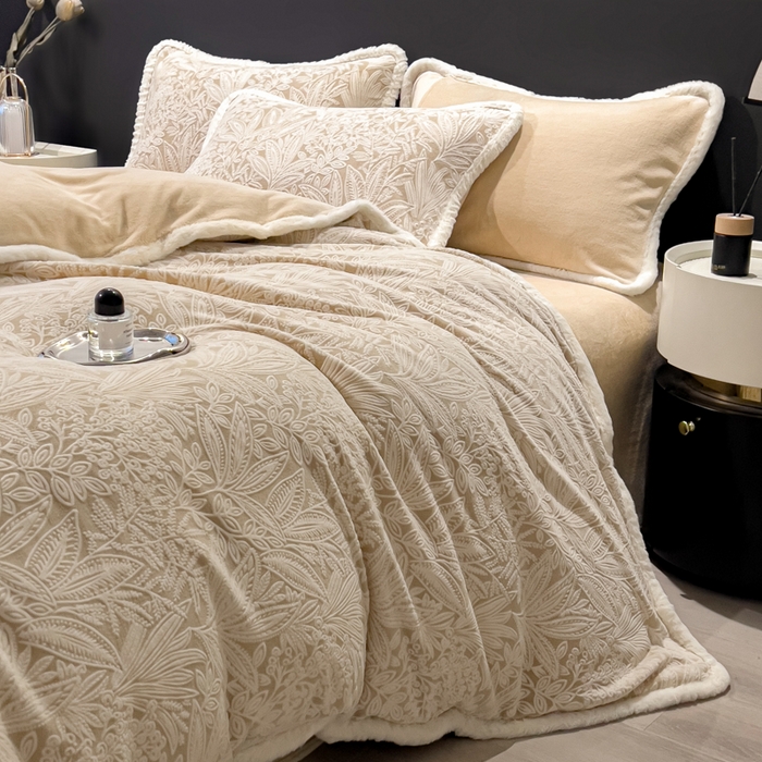 91家纺网 家纺一手货源 找家纺 印季家纺 2025新款法式立体雕花绒兔毛包边四件套 山茶庄园-米黄