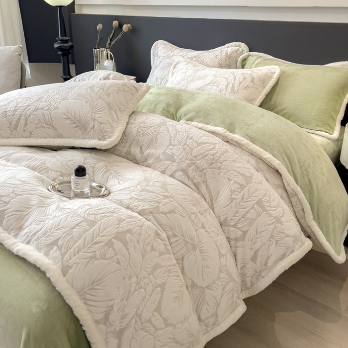 91家纺网 家纺一手货源 找家纺 印季家纺 2025新款法式立体雕花绒兔毛包边四件套 一叶知秋（灰绿）