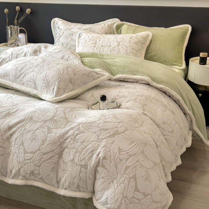 91家纺网 家纺一手货源 找家纺 印季家纺 2025新款法式立体雕花绒兔毛包边四件套 一叶知秋（灰绿）