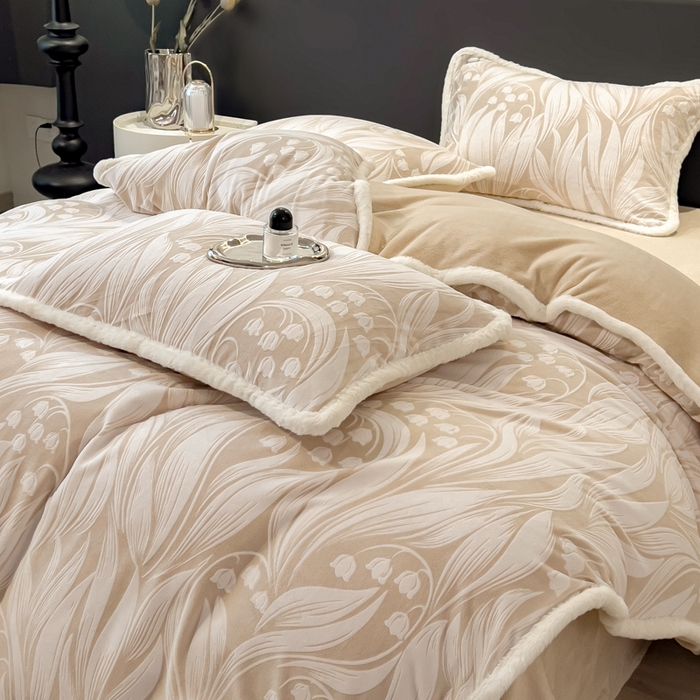 91家纺网 家纺一手货源 找家纺 印季家纺 2025新款法式立体雕花绒兔毛包边四件套 铃兰梦境-米黄