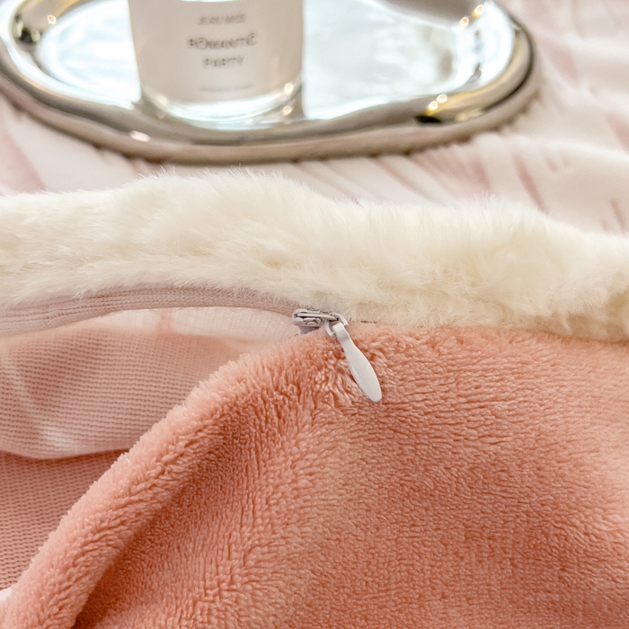 91家纺网 家纺一手货源 找家纺 印季家纺 2025新款法式立体雕花绒兔毛包边四件套 铃兰梦境-粉