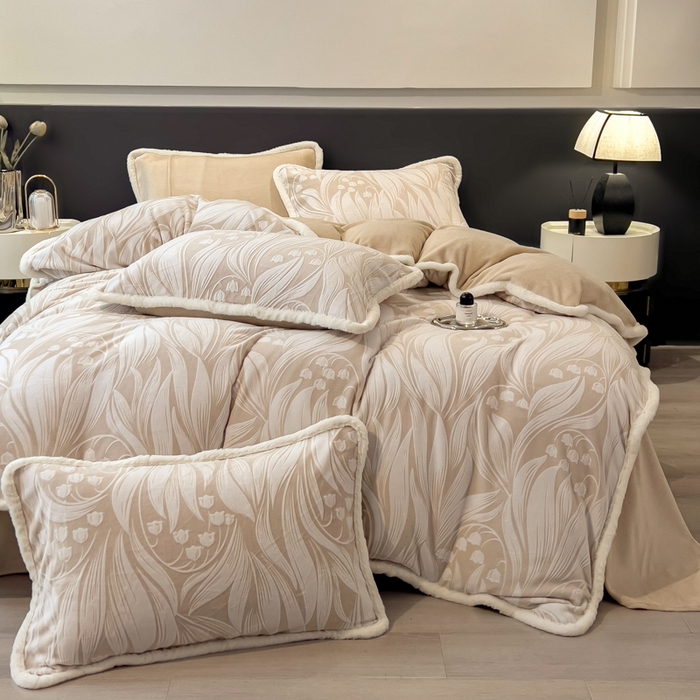 91家纺网 家纺一手货源 找家纺 印季家纺 2025新款法式立体雕花绒兔毛包边四件套 铃兰梦境-米黄