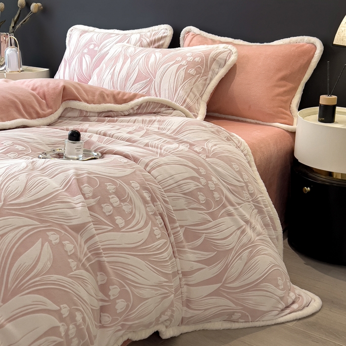 91家纺网 家纺一手货源 找家纺 印季家纺 2025新款法式立体雕花绒兔毛包边四件套 铃兰梦境-粉