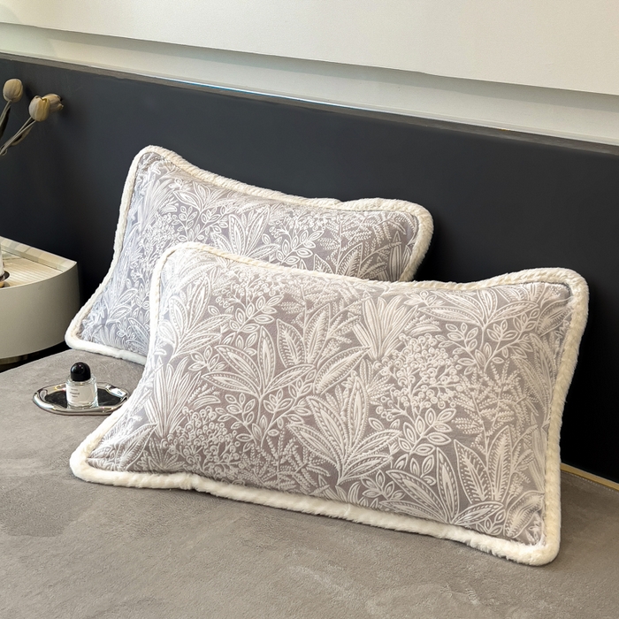 91家纺网 家纺一手货源 找家纺 印季家纺 2025新款法式立体雕花绒兔毛包边四件套 山茶庄园-灰