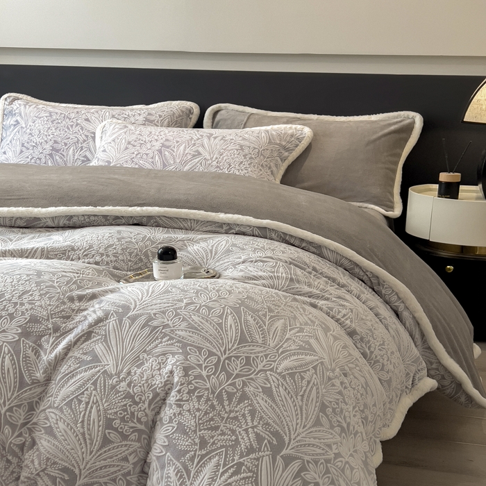 91家纺网 家纺一手货源 找家纺 印季家纺 2025新款法式立体雕花绒兔毛包边四件套 山茶庄园-灰