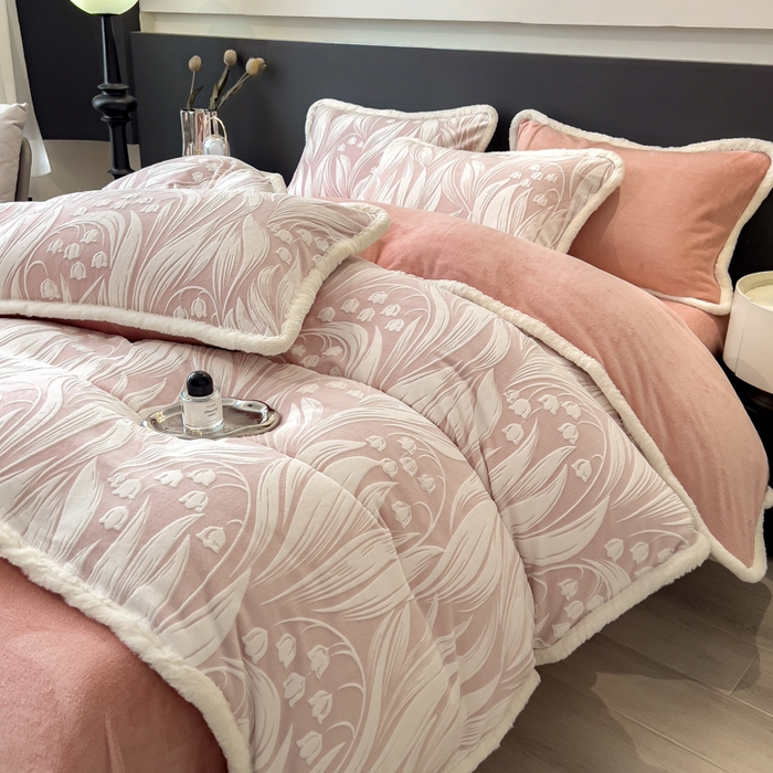 91家纺网 家纺一手货源 找家纺 印季家纺 2025新款法式立体雕花绒兔毛包边四件套 铃兰梦境-粉