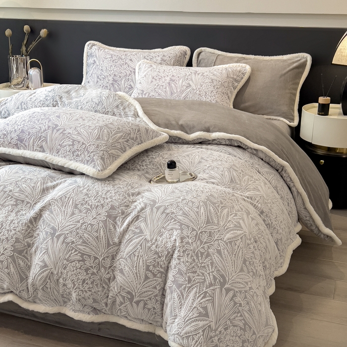 91家纺网 家纺一手货源 找家纺 印季家纺 2025新款法式立体雕花绒兔毛包边四件套 山茶庄园-灰