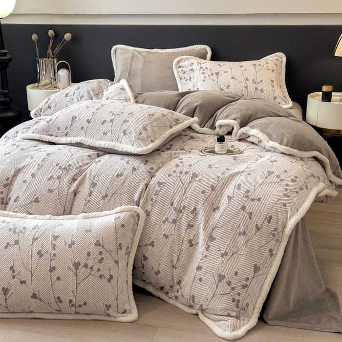 91家纺网 家纺一手货源 找家纺 印季家纺 2025新款法式立体雕花绒兔毛包边四件套 米洛-灰