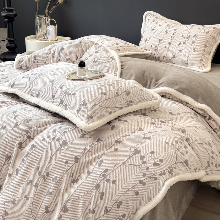 91家纺网 家纺一手货源 找家纺 印季家纺 2025新款法式立体雕花绒兔毛包边四件套 米洛-灰