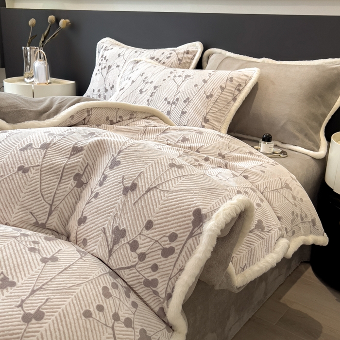 91家纺网 家纺一手货源 找家纺 印季家纺 2025新款法式立体雕花绒兔毛包边四件套 米洛-灰