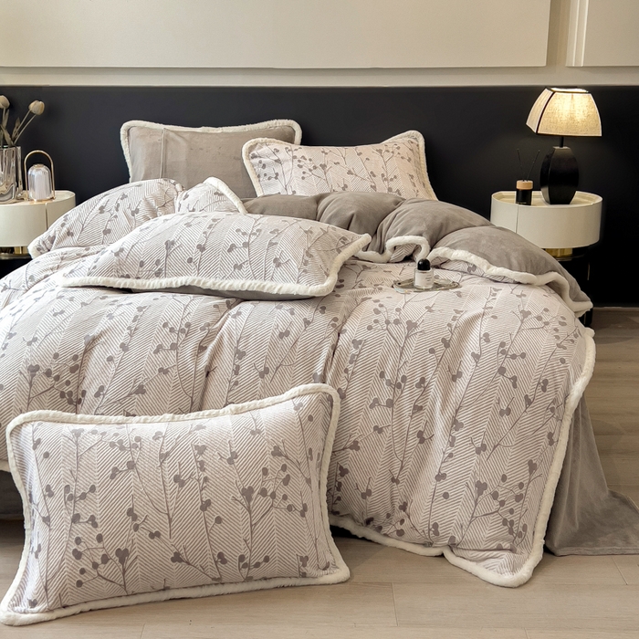 91家纺网 家纺一手货源 找家纺 印季家纺 2025新款法式立体雕花绒兔毛包边四件套 米洛-灰