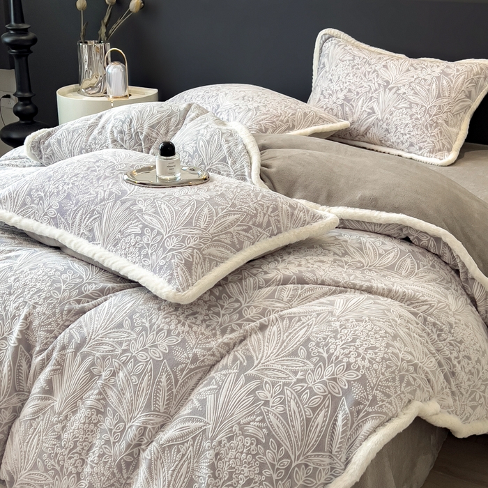 91家纺网 家纺一手货源 找家纺 印季家纺 2025新款法式立体雕花绒兔毛包边四件套 山茶庄园-灰