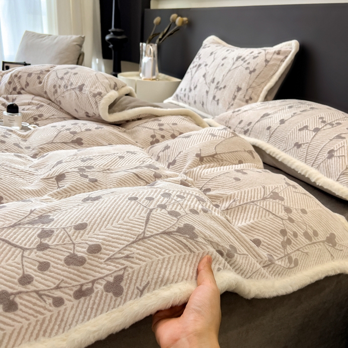 91家纺网 家纺一手货源 找家纺 印季家纺 2025新款法式立体雕花绒兔毛包边四件套 米洛-灰