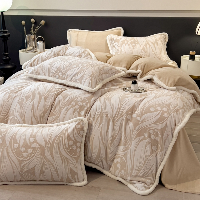 91家纺网 家纺一手货源 找家纺 印季家纺 2025新款法式立体雕花绒兔毛包边四件套 铃兰梦境-米黄