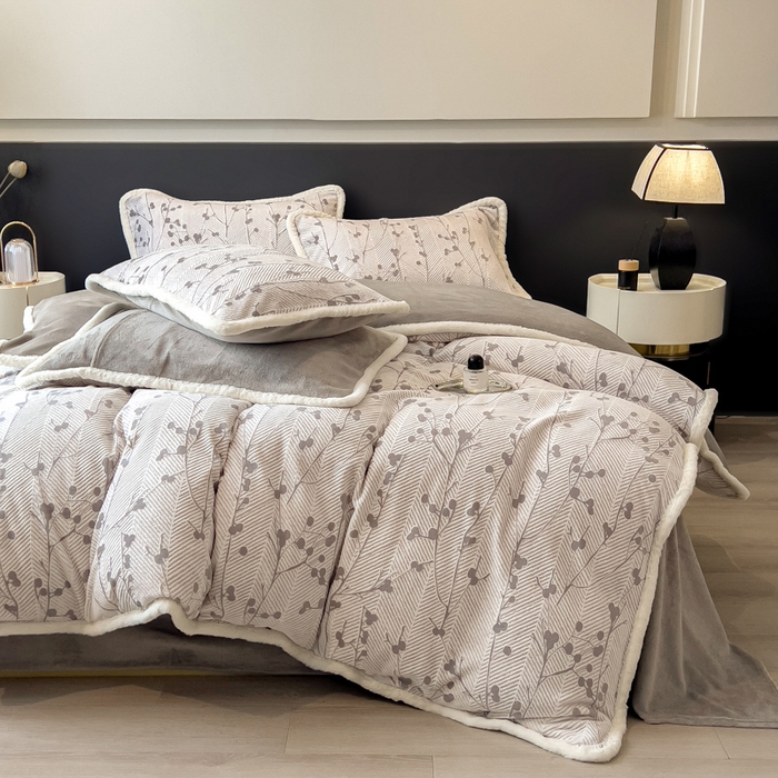 91家纺网 家纺一手货源 找家纺 印季家纺 2025新款法式立体雕花绒兔毛包边四件套 米洛-灰