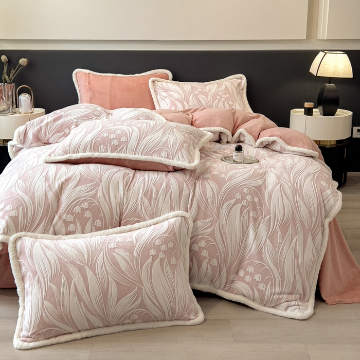 91家纺网 家纺一手货源 找家纺 印季家纺 2025新款法式立体雕花绒兔毛包边四件套 铃兰梦境-粉