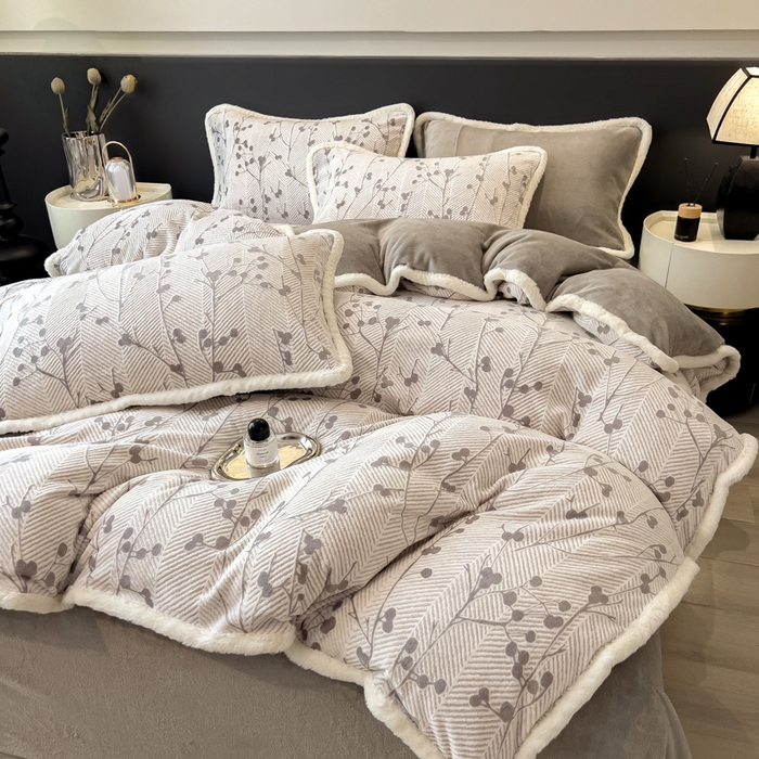 91家纺网 家纺一手货源 找家纺 印季家纺 2025新款法式立体雕花绒兔毛包边四件套 米洛-灰