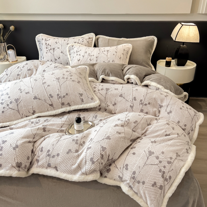 91家纺网 家纺一手货源 找家纺 印季家纺 2025新款法式立体雕花绒兔毛包边四件套 米洛-灰