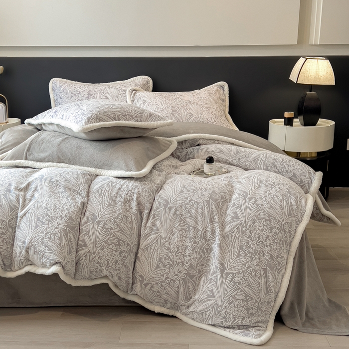 91家纺网 家纺一手货源 找家纺 印季家纺 2025新款法式立体雕花绒兔毛包边四件套 山茶庄园-灰