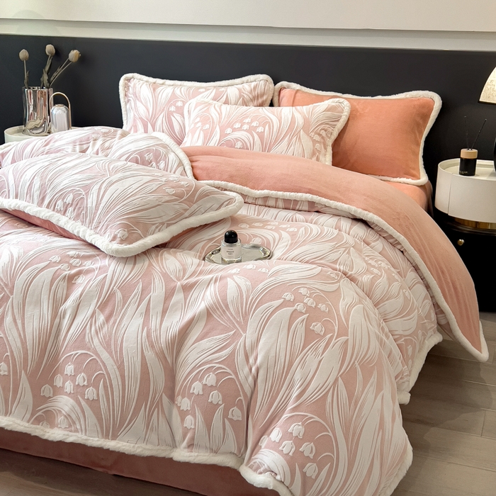 91家纺网 家纺一手货源 找家纺 印季家纺 2025新款法式立体雕花绒兔毛包边四件套 铃兰梦境-粉