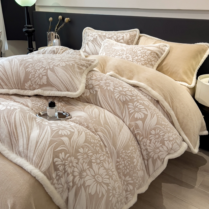 91家纺网 家纺一手货源 找家纺 印季家纺 2025新款法式立体雕花绒兔毛包边四件套 冬日恋歌-米咖