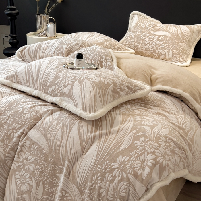 91家纺网 家纺一手货源 找家纺 印季家纺 2025新款法式立体雕花绒兔毛包边四件套 冬日恋歌-米咖