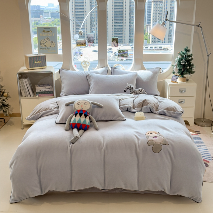 91家纺网 家纺一手货源 找家纺 印季家纺 2025新款大肚腩-海獭绒贴布绣四件套 大肚腩-浅蓝-浅灰