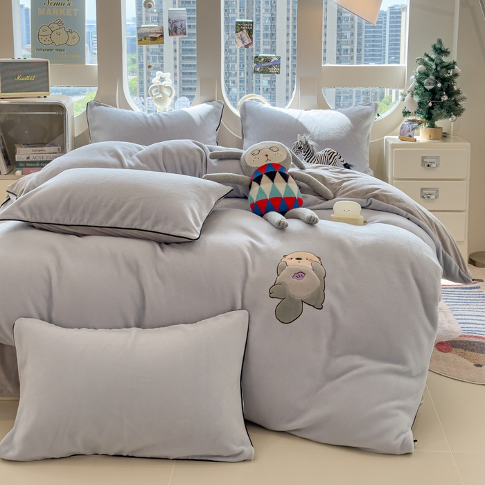 印季家纺 2025新款大肚腩-海獭绒贴布绣四件套 大肚腩-浅蓝-浅灰