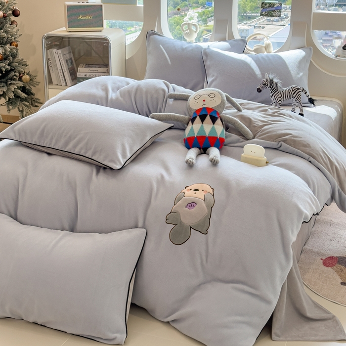 91家纺网 家纺一手货源 找家纺 印季家纺 2025新款大肚腩-海獭绒贴布绣四件套 大肚腩-浅蓝-浅灰