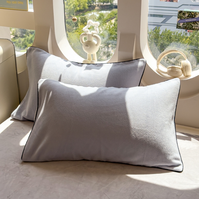 91家纺网 家纺一手货源 找家纺 印季家纺 2025新款大肚腩-海獭绒贴布绣四件套 大肚腩-浅蓝-浅灰