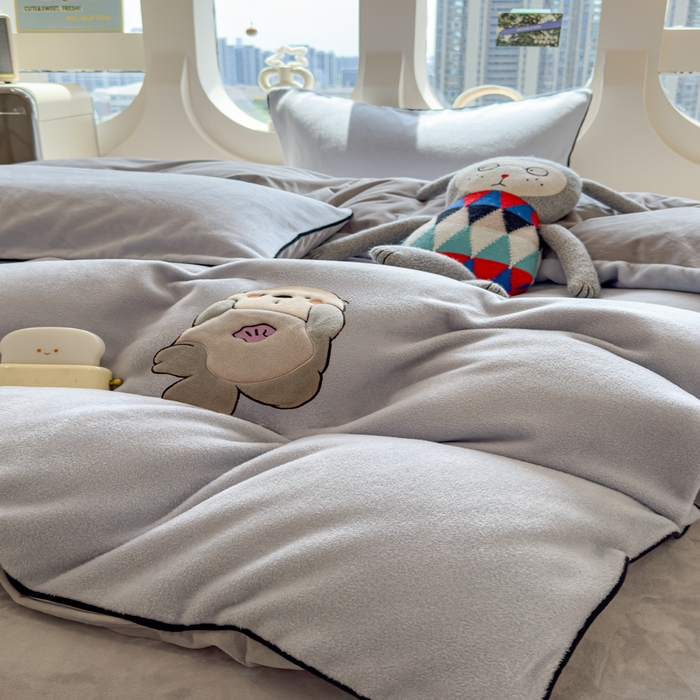 91家纺网 家纺一手货源 找家纺 印季家纺 2025新款大肚腩-海獭绒贴布绣四件套 大肚腩-浅蓝-浅灰