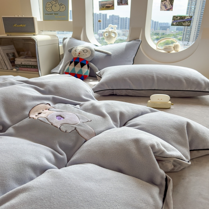 91家纺网 家纺一手货源 找家纺 印季家纺 2025新款大肚腩-海獭绒贴布绣四件套 大肚腩-浅蓝-浅灰