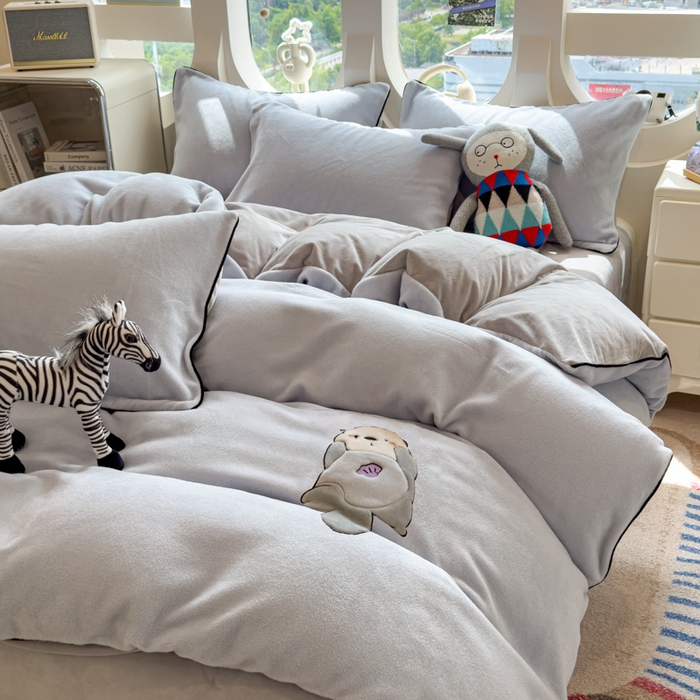 91家纺网 家纺一手货源 找家纺 印季家纺 2025新款大肚腩-海獭绒贴布绣四件套 大肚腩-浅蓝-浅灰