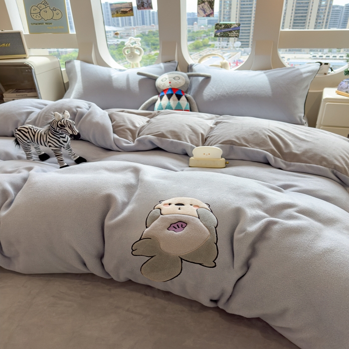 91家纺网 家纺一手货源 找家纺 印季家纺 2025新款大肚腩-海獭绒贴布绣四件套 大肚腩-浅蓝-浅灰