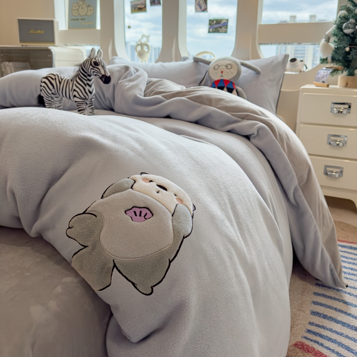 91家纺网 家纺一手货源 找家纺 印季家纺 2025新款大肚腩-海獭绒贴布绣四件套 大肚腩-浅蓝-浅灰