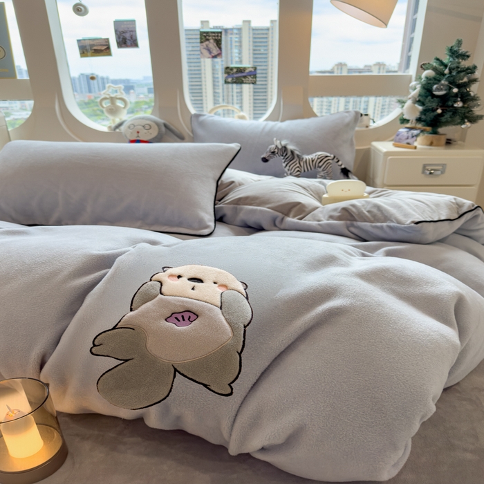 91家纺网 家纺一手货源 找家纺 印季家纺 2025新款大肚腩-海獭绒贴布绣四件套 大肚腩-浅蓝-浅灰