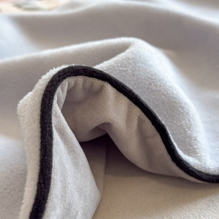 91家纺网 家纺一手货源 找家纺 印季家纺 2025新款大肚腩-海獭绒贴布绣四件套 大肚腩-浅蓝-浅灰